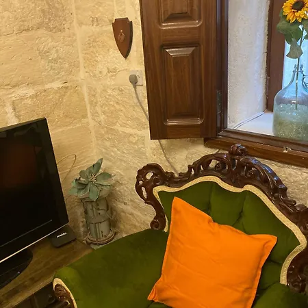 Charming Townhouse In Steps From Promenade And Ferry *