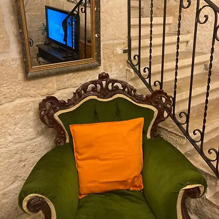 Charming Townhouse In Steps From Promenade And Ferry *