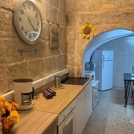 Апартаменты Charming Townhouse In Steps From Promenade And Ferry