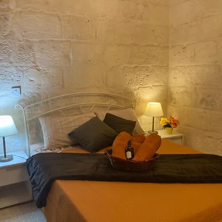 Charming Townhouse In Steps From Promenade And Ferry