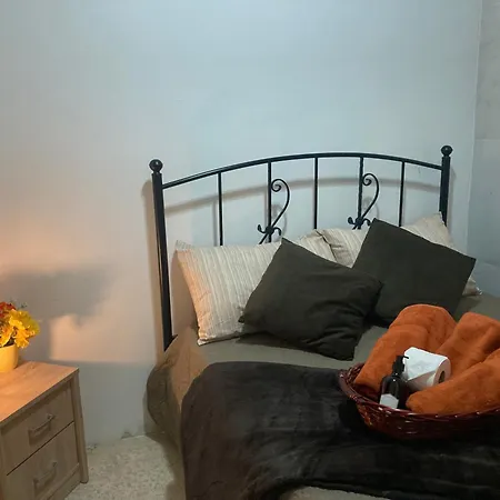 Charming Townhouse In Steps From Promenade And Ferry