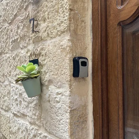 Daire Charming Townhouse In Steps From Promenade And Ferry Sliema