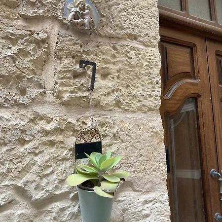 Charming Central Townhouse In Steps From Promenade And Ferry
