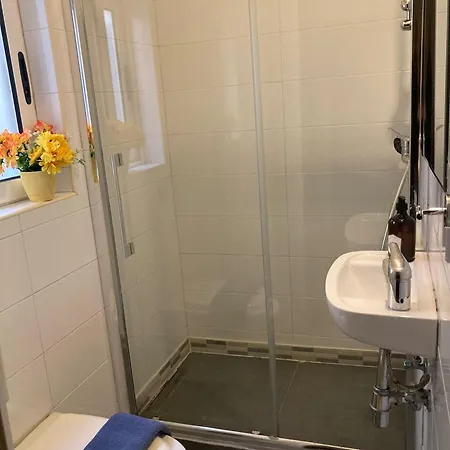Charming Central Townhouse In Steps From Promenade And Ferry 아파트 *
