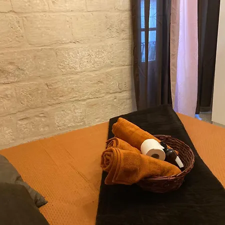 Charming Townhouse In Steps From Promenade And Ferry *