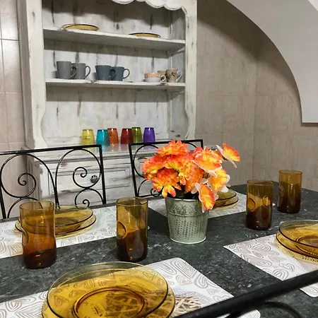 Charming Central Townhouse In Steps From Promenade And Ferry