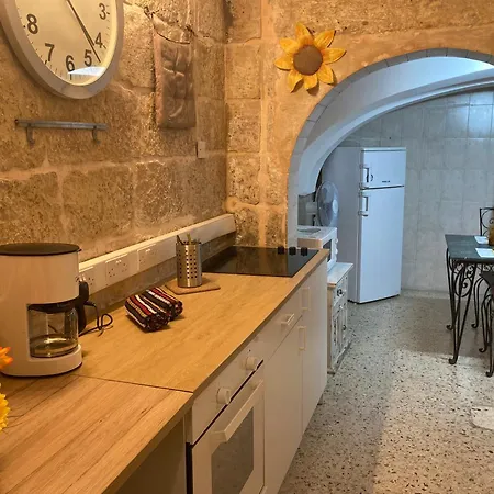Charming Central Townhouse In Steps From Promenade And Ferry 아파트 슬리에마