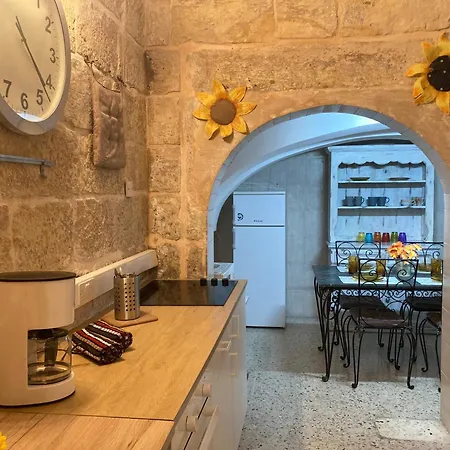 Charming Central Townhouse In Steps From Promenade And Ferry 아파트 슬리에마