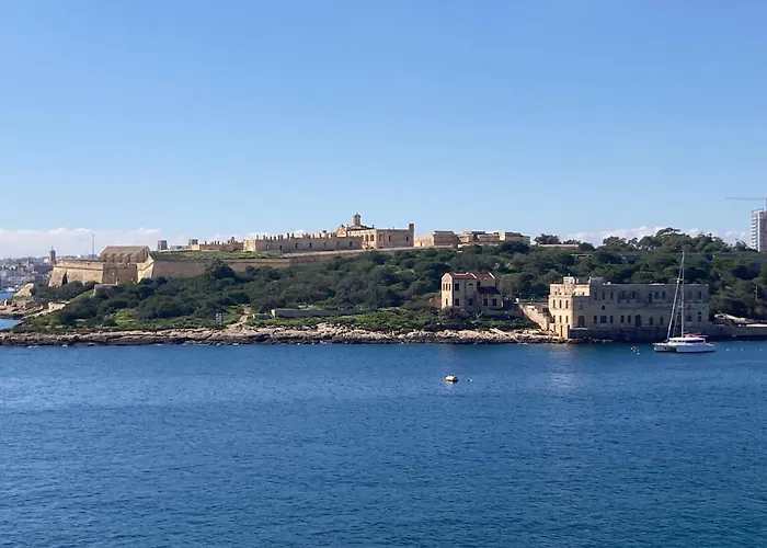 Charming Townhouse In Steps From Promenade And Ferry * Sliema