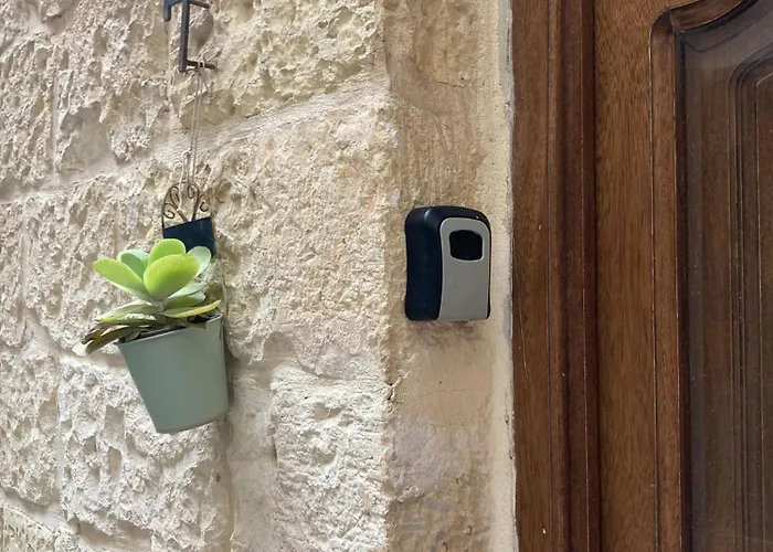 Lägenhet Charming Townhouse In Steps From Promenade And Ferry Sliema