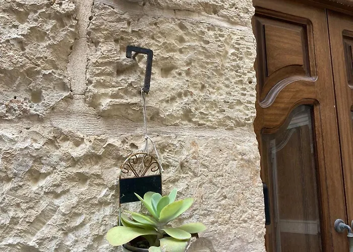 Charming Townhouse In Steps From Promenade And Ferry