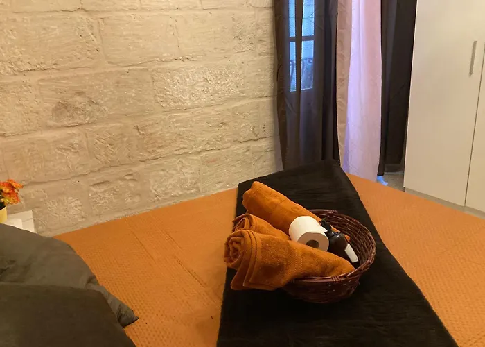 Charming Townhouse In Steps From Promenade And Ferry *