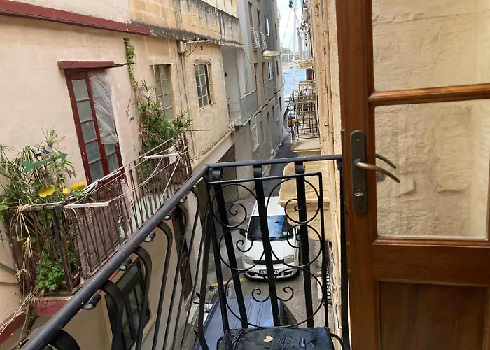 Charming Townhouse In Steps From Promenade And Ferry Lägenhet