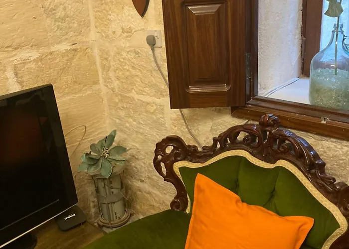 Charming Townhouse In Steps From Promenade And Ferry *