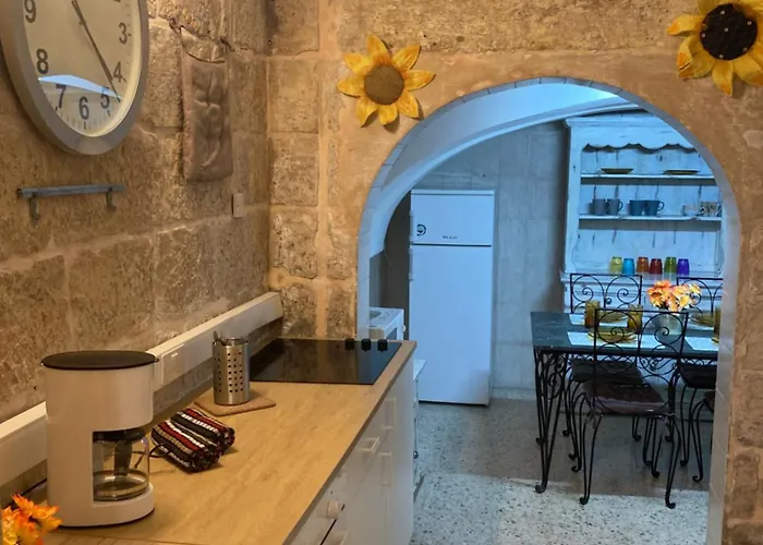 Charming Townhouse In Steps From Promenade And Ferry * Sliema