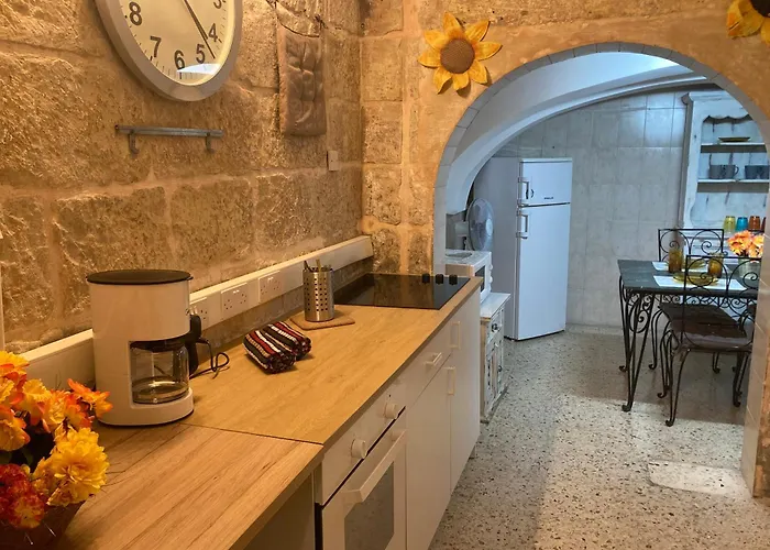 Charming Townhouse In Steps From Promenade And Ferry Lägenhet Sliema