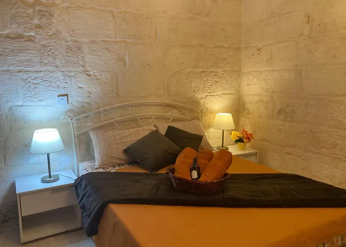 Charming Townhouse In Steps From Promenade And Ferry