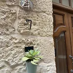 Charming Townhouse In Steps From Promenade And Ferry