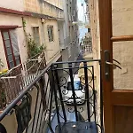 Charming Townhouse In Steps From Promenade And Ferry Lägenhet